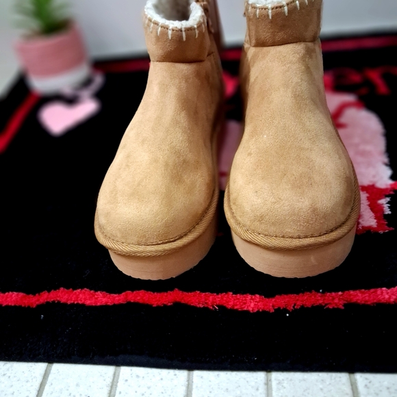 NWT Muk Luk Tan Suede Ankle Boots with Sherpa Lining Size 9 - Picture 4 of 9